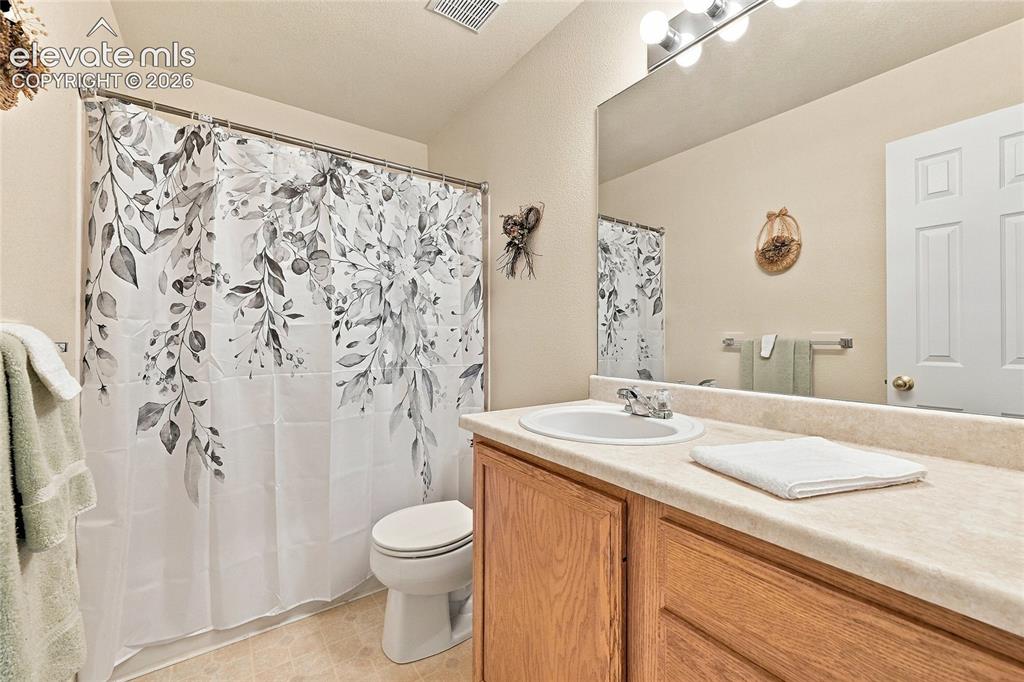 Image 26 of 41: Bathroom