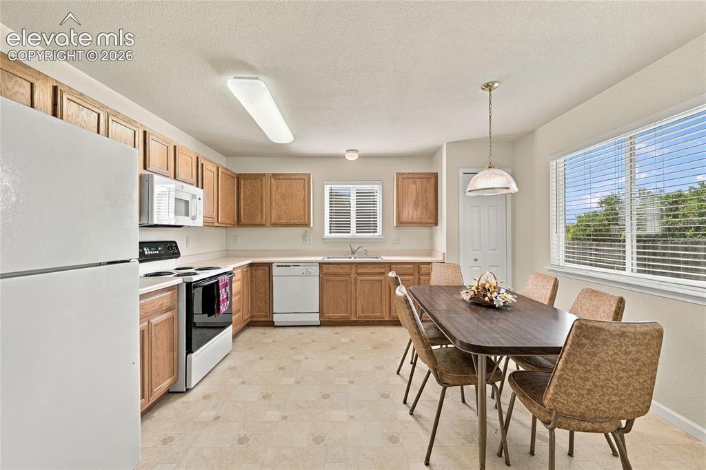 Image 7 of 41: Kitchen