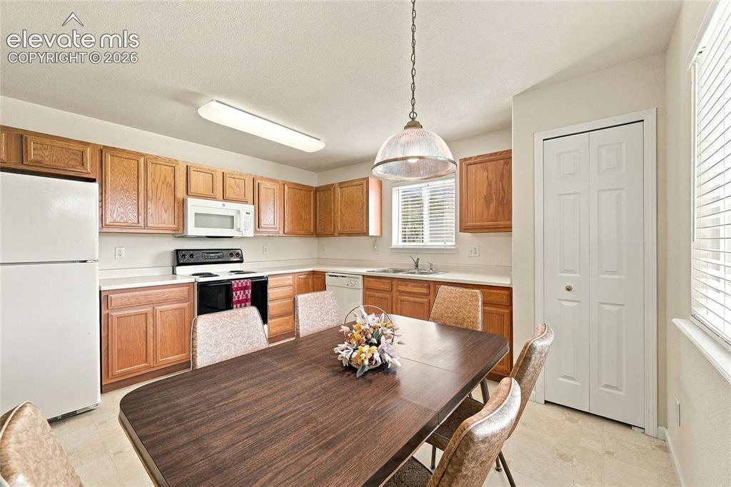 Image 9 of 41: Kitchen