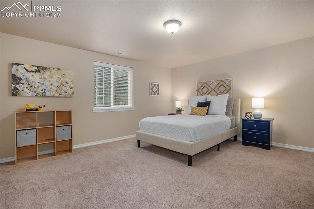 Image 14 of 27: Bedroom