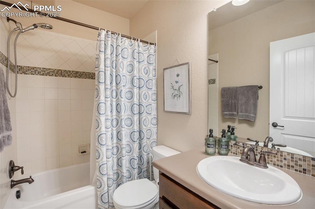 Image 17 of 27: Bathroom