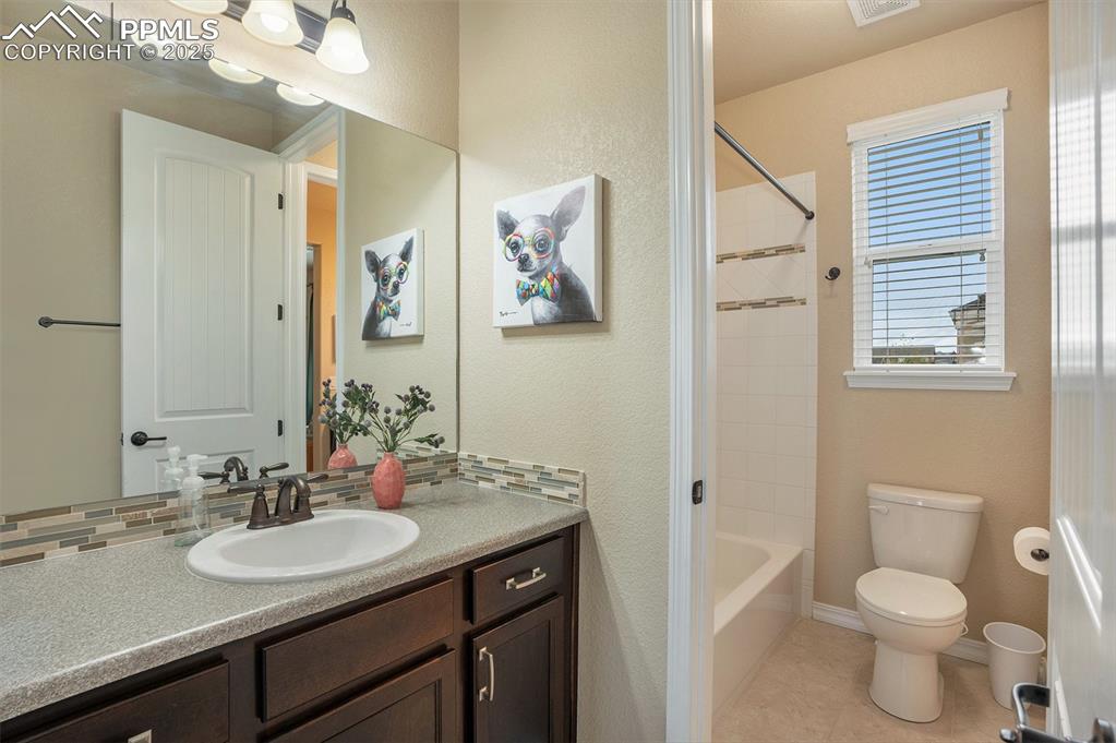 Image 19 of 27: Bathroom