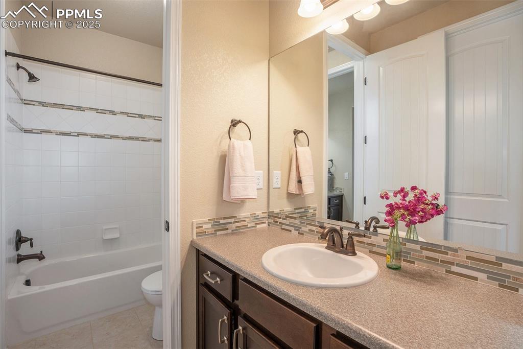 Image 21 of 27: Bathroom