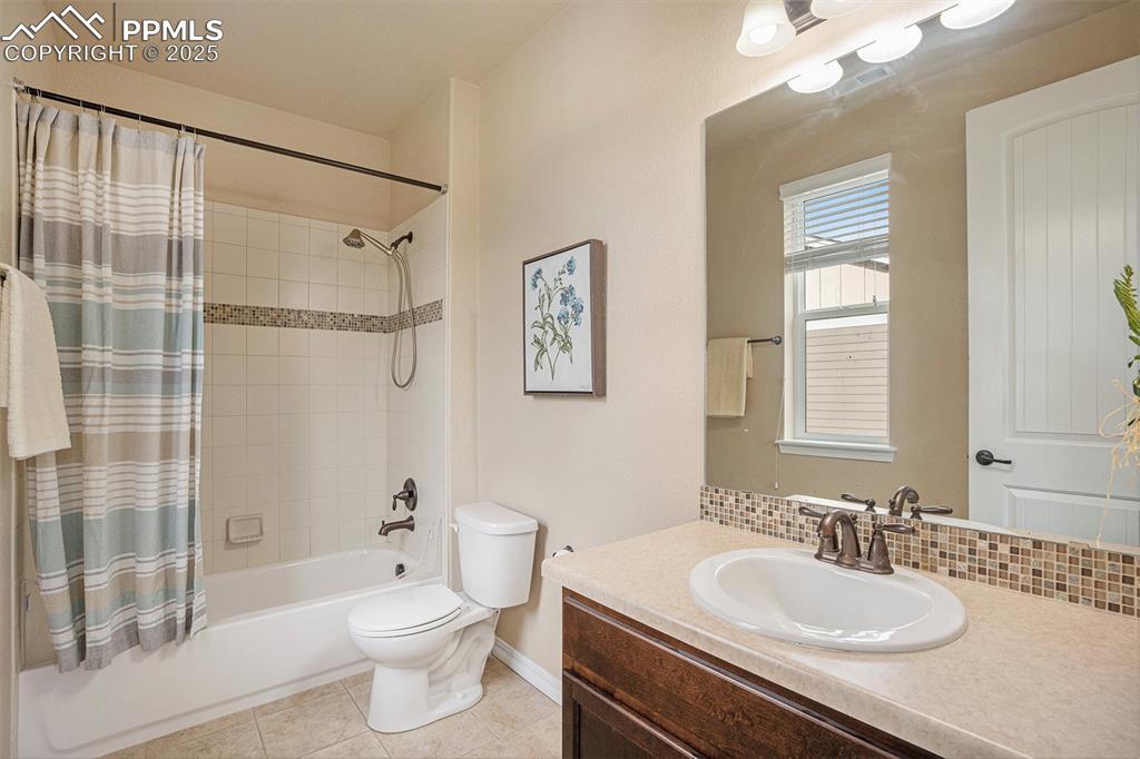 Image 22 of 27: Bathroom