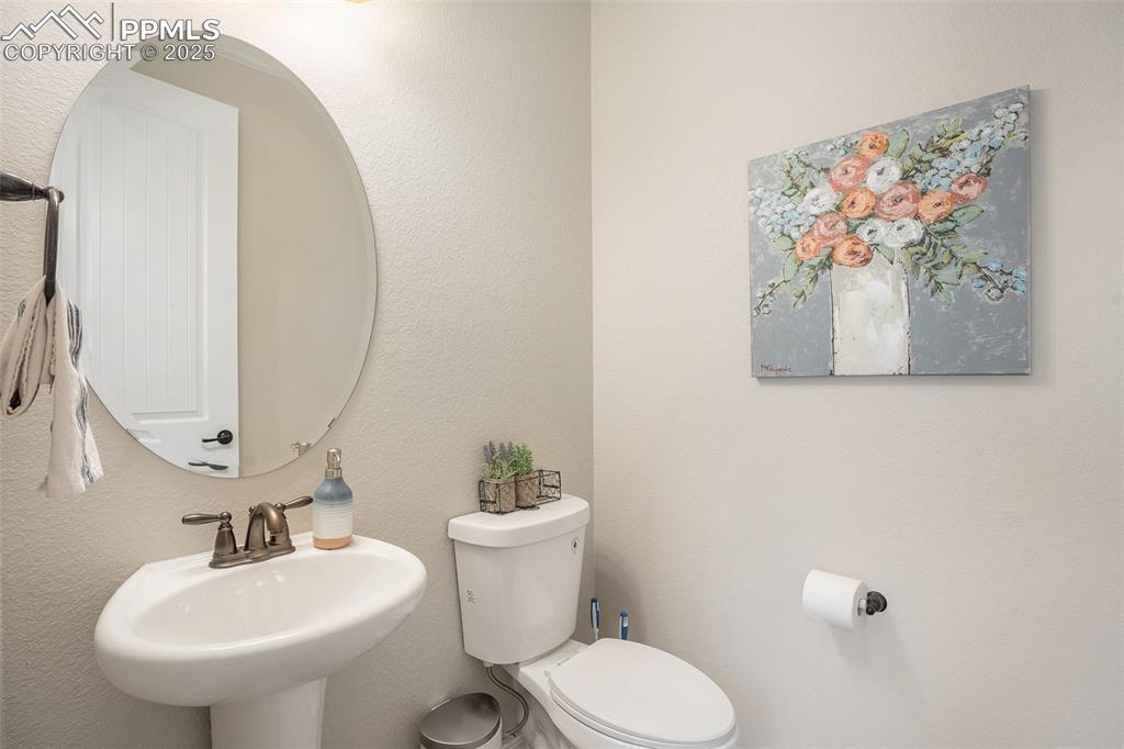 Image 23 of 27: Bathroom