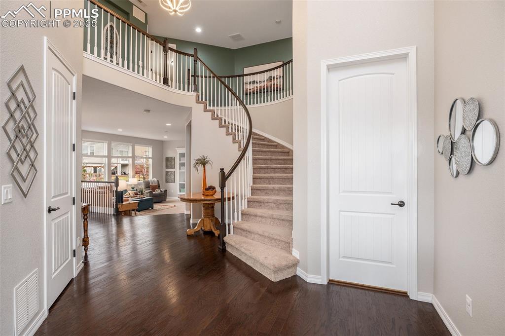 Image 7 of 27: Entry