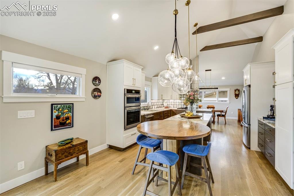 Image 10 of 50: Kitchen