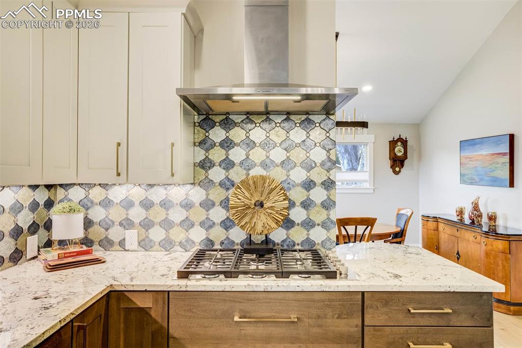 Image 13 of 50: Kitchen