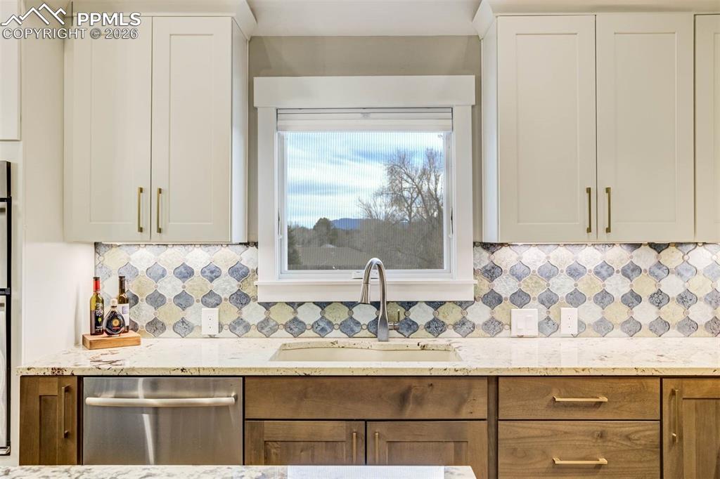 Image 14 of 50: Kitchen