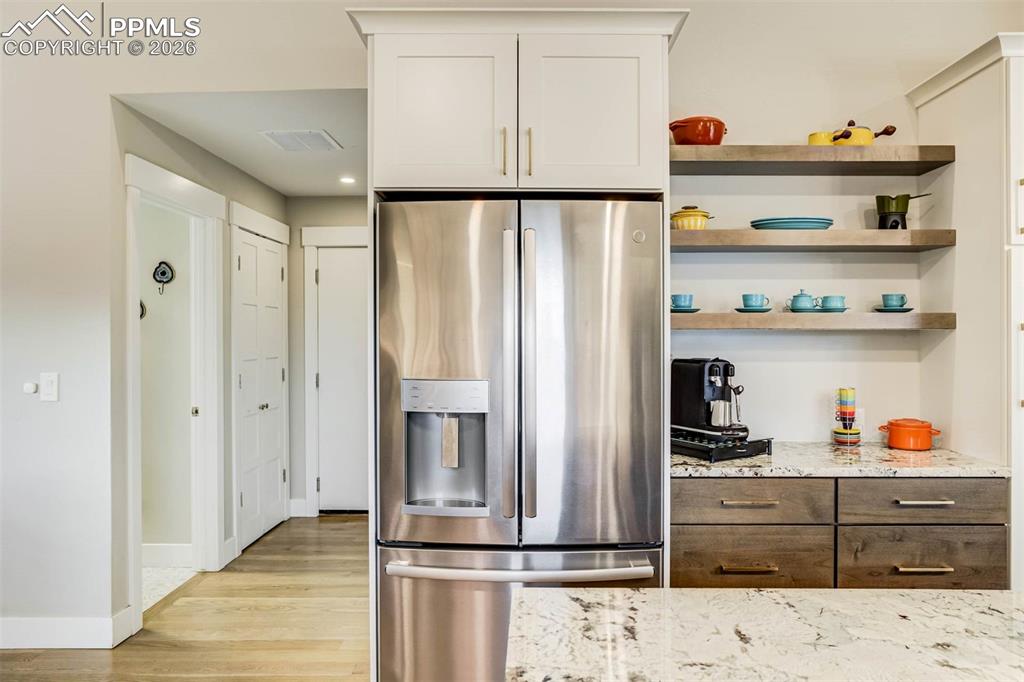 Image 15 of 50: Kitchen