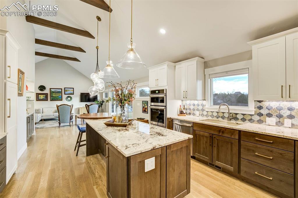 Image 18 of 50: Kitchen