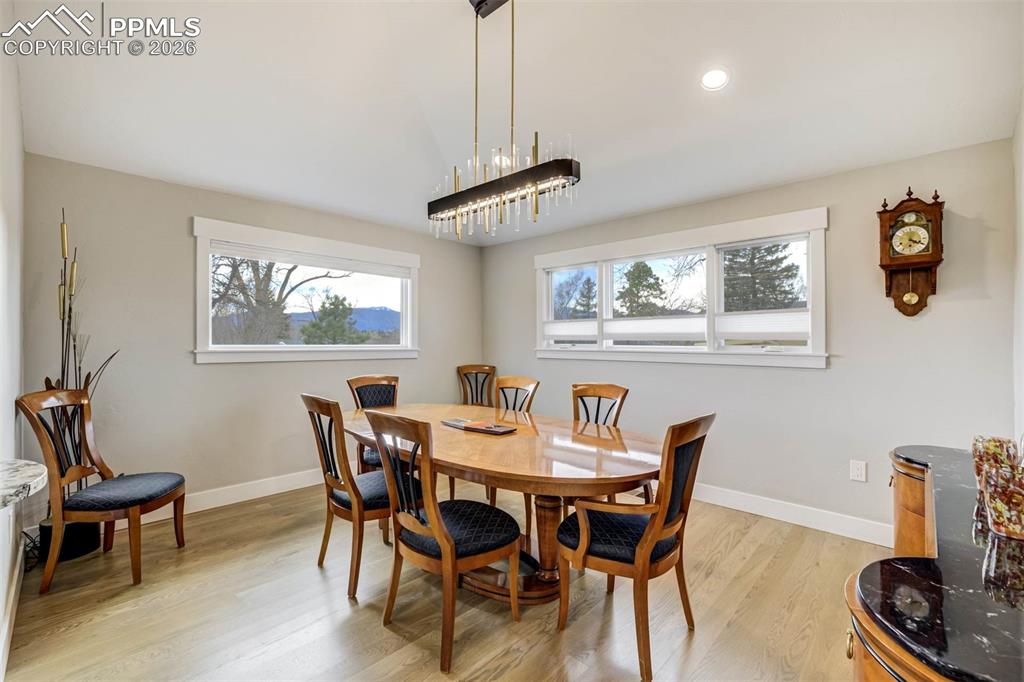 Image 19 of 50: Dining Room