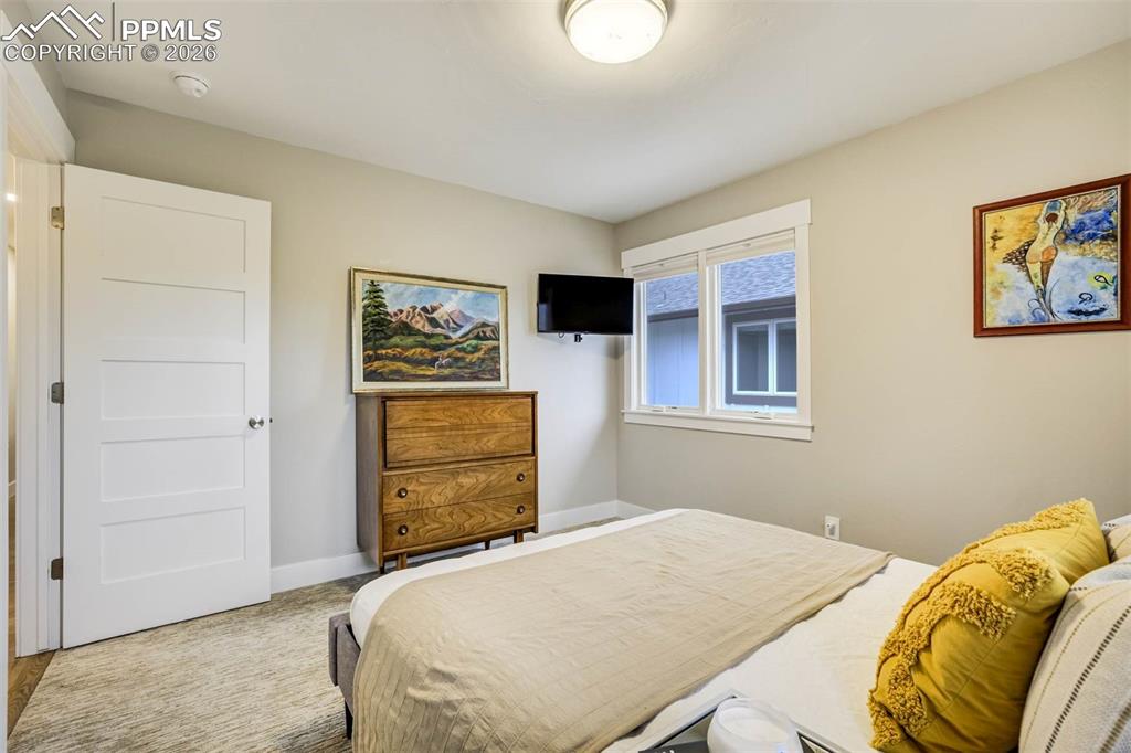 Image 31 of 50: Bedroom