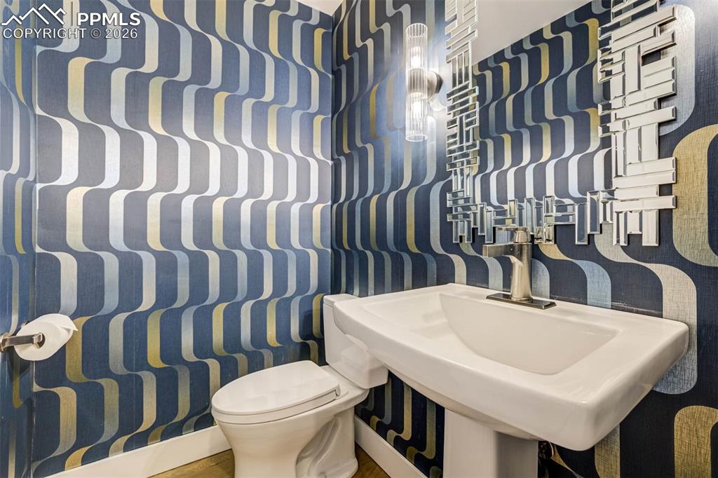 Image 32 of 50: Bathroom