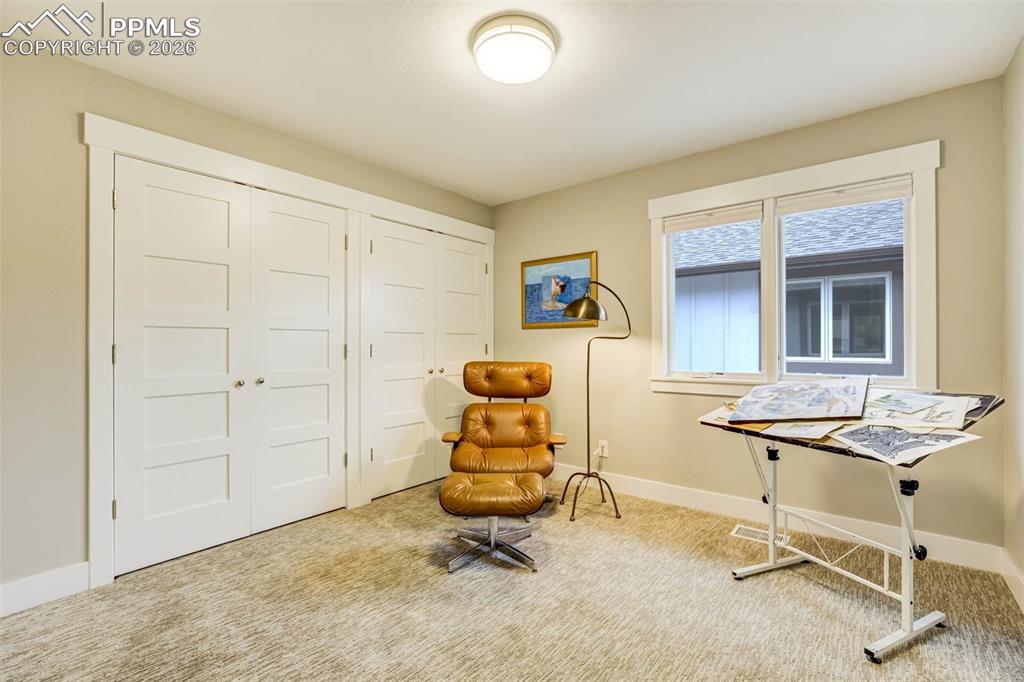 Image 33 of 50: Bedroom