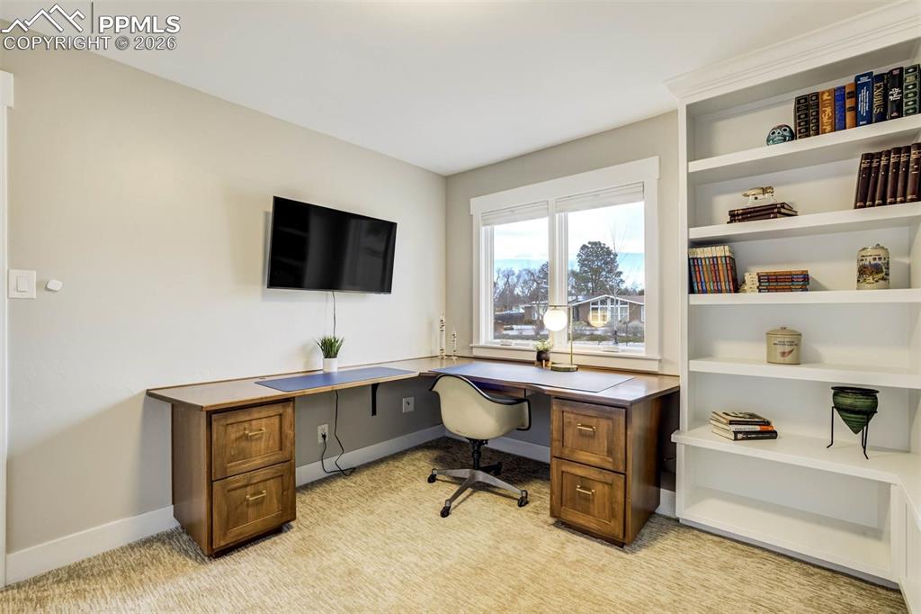 Image 35 of 50: Bedroom