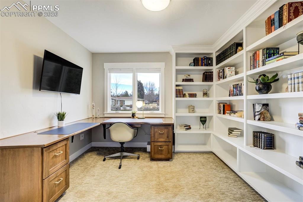 Image 36 of 50: Bedroom