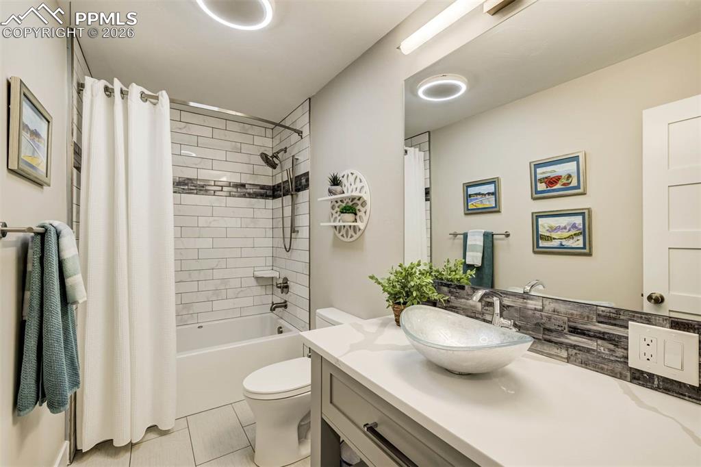 Image 37 of 50: Bathroom