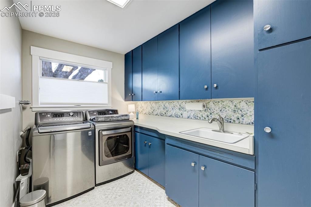 Image 38 of 50: Laundry