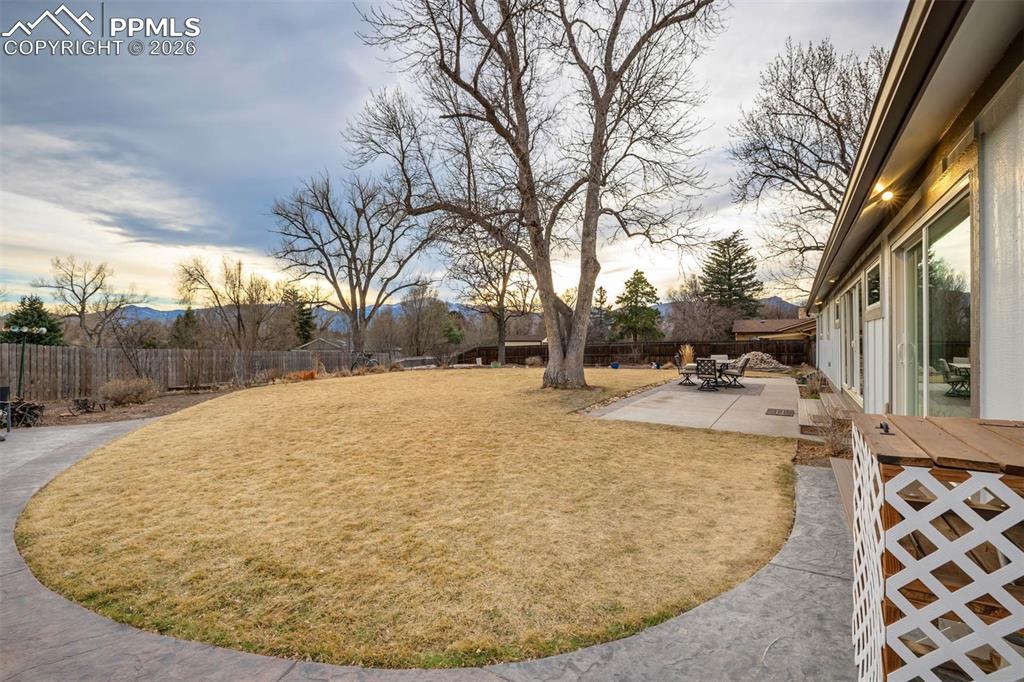 Image 46 of 50: Yard