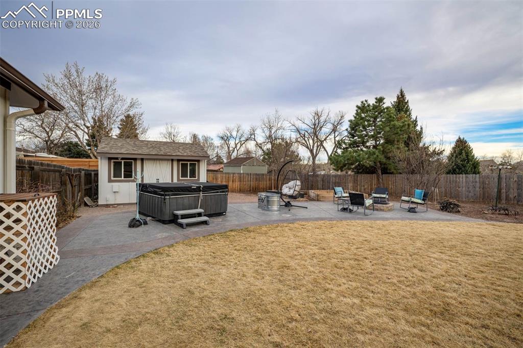 Image 48 of 50: Yard