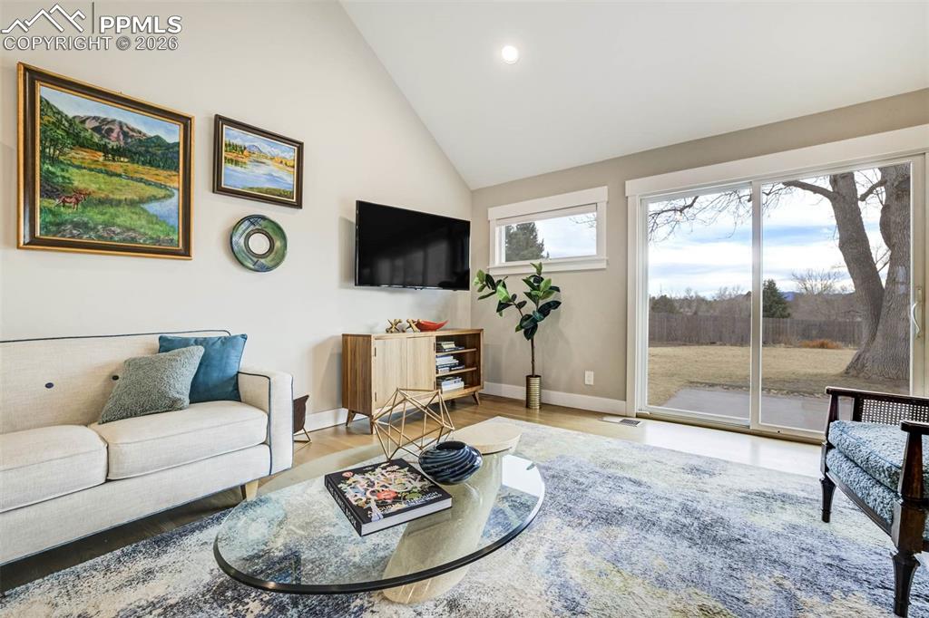 Image 5 of 50: Living Room