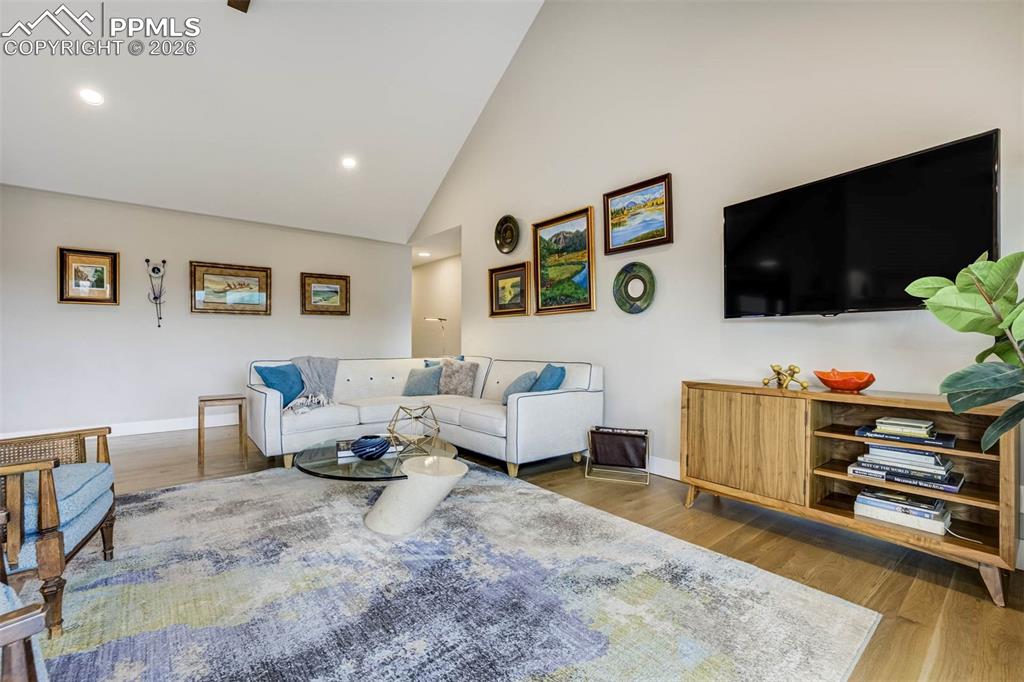 Image 6 of 50: Living Room