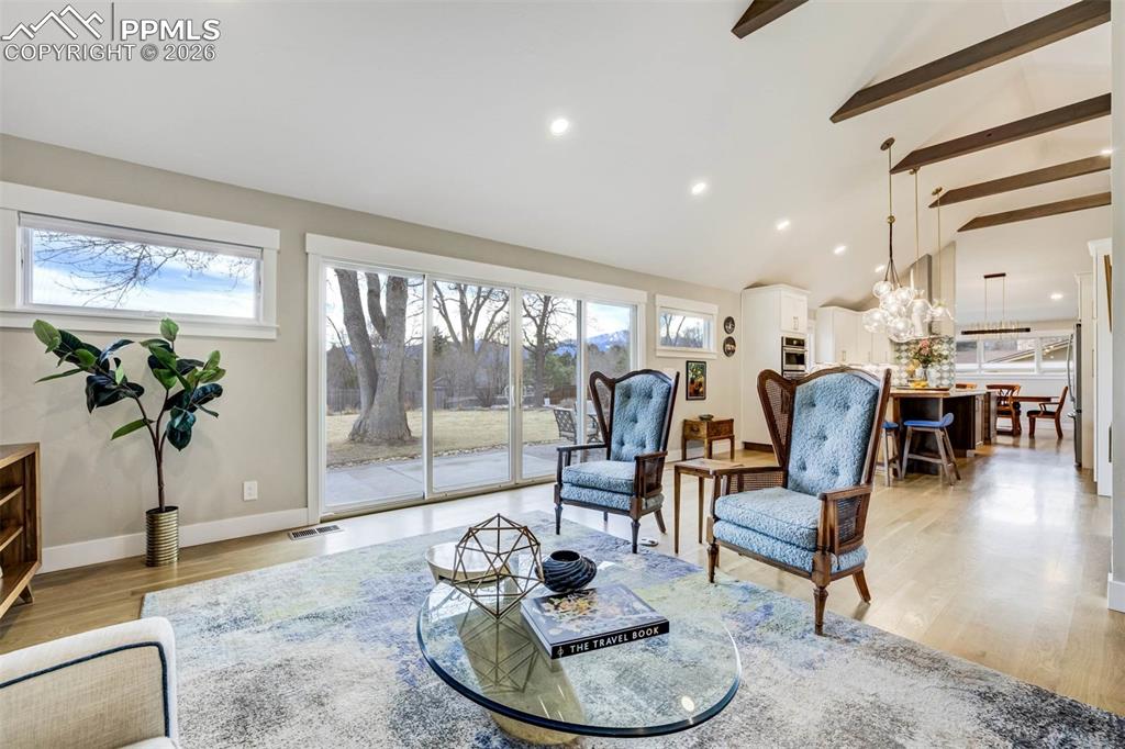 Image 7 of 50: Living Room