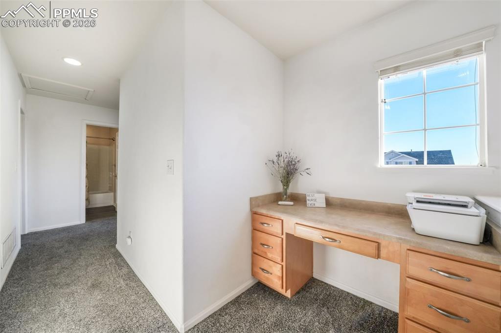 Image 21 of 50: Office