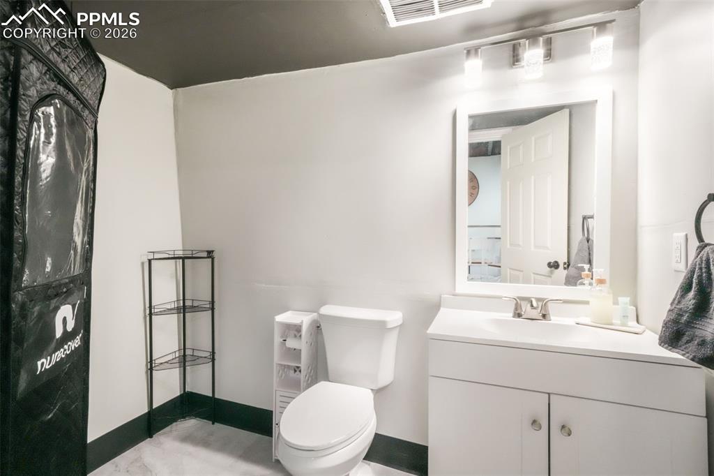 Image 37 of 50: Bathroom