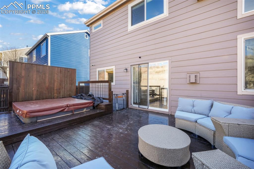 Image 41 of 50: Deck