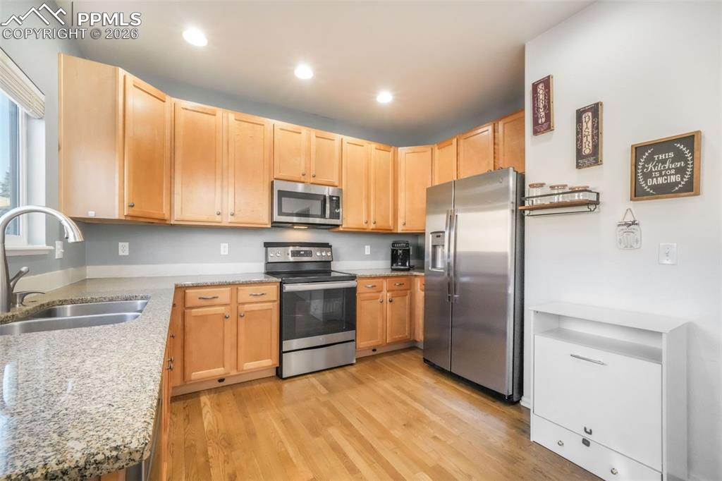 Image 8 of 50: Kitchen