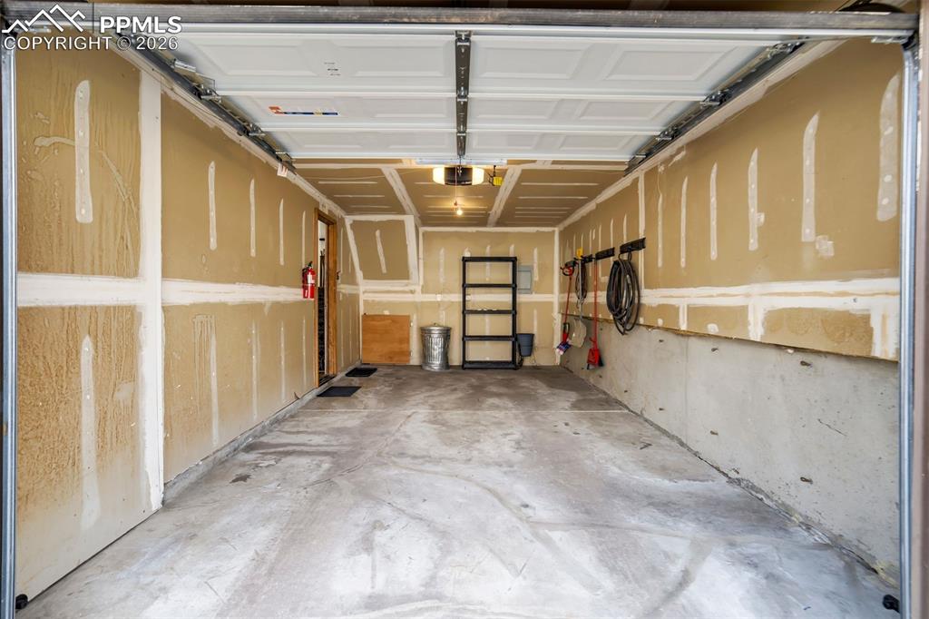 Image 33 of 39: Plenty of space for your stuff & things. 