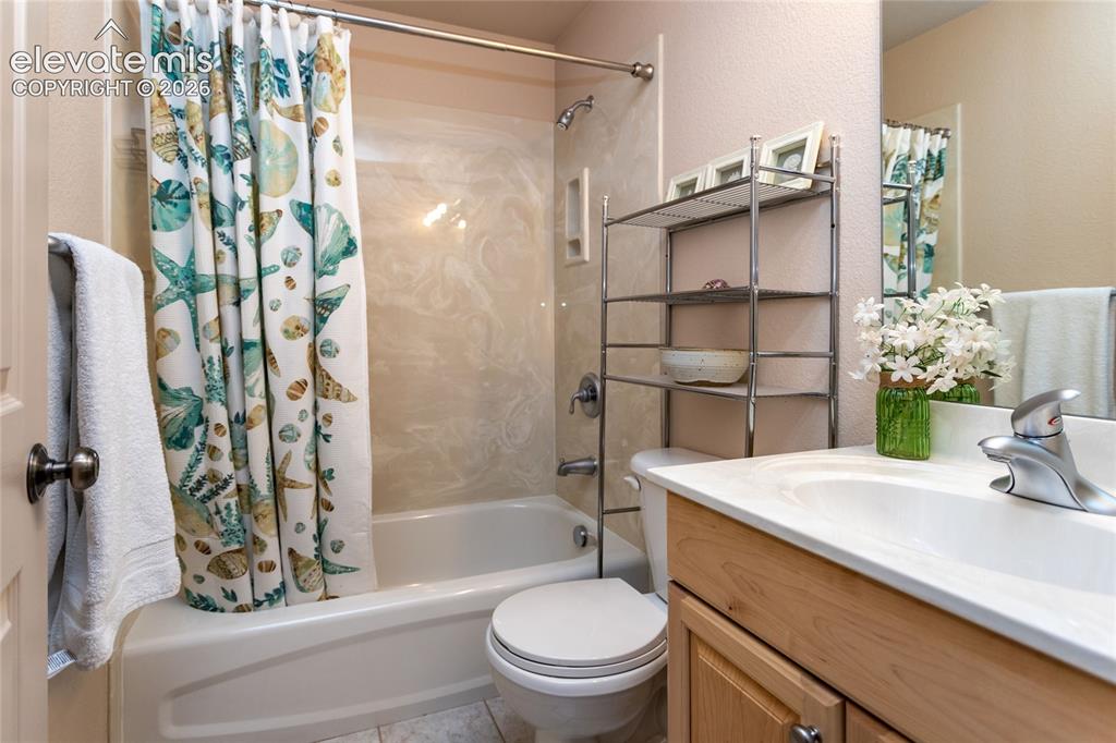 Image 26 of 44: Full bathroom in jr. suite