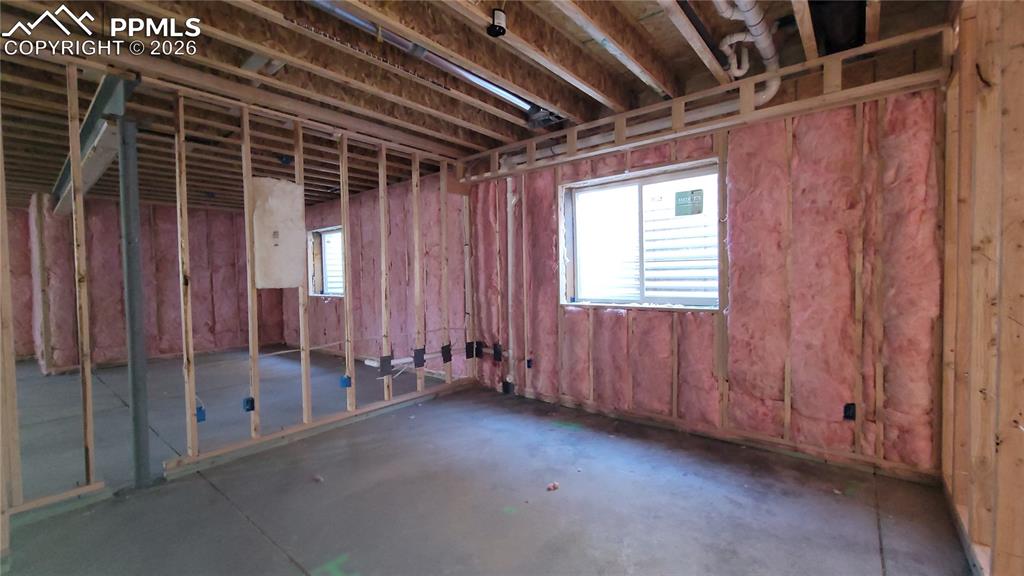 Image 14 of 17: Bedroom