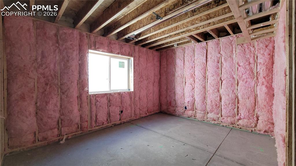 Image 15 of 17: Bedroom