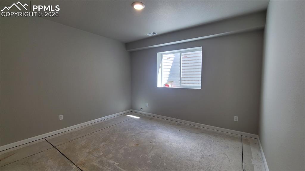 Image 19 of 25: Bedroom