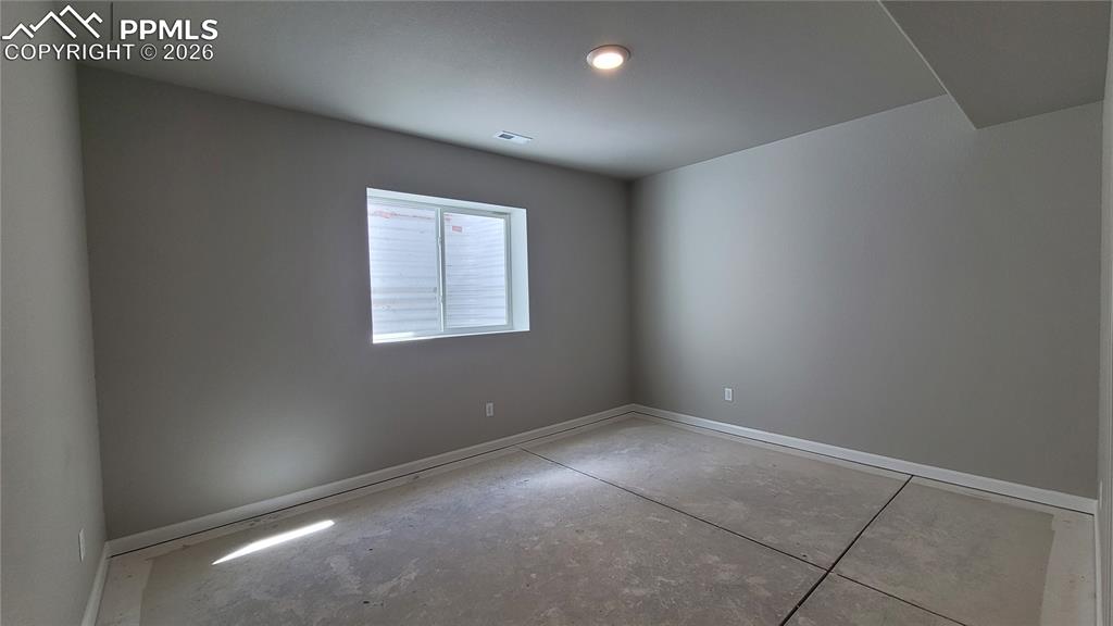 Image 20 of 25: Bedroom