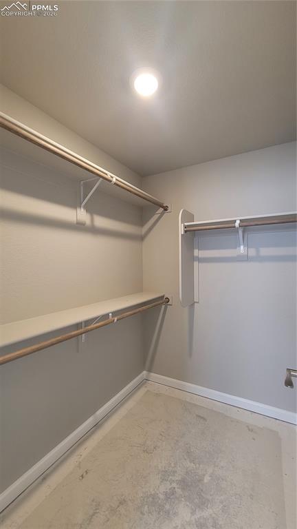 Image 21 of 25: Closet