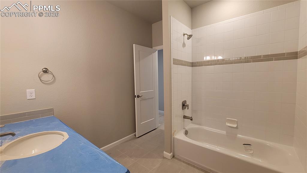 Image 23 of 25: Bathroom