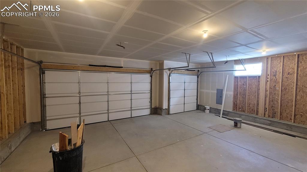 Image 37 of 38: Garage