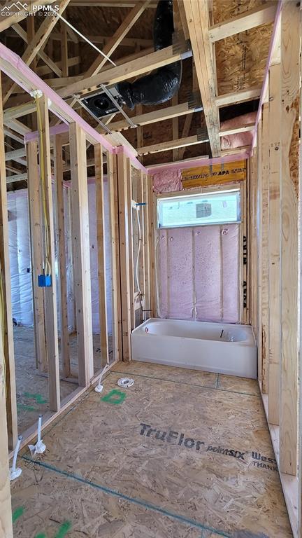 Image 4 of 17: Bathroom