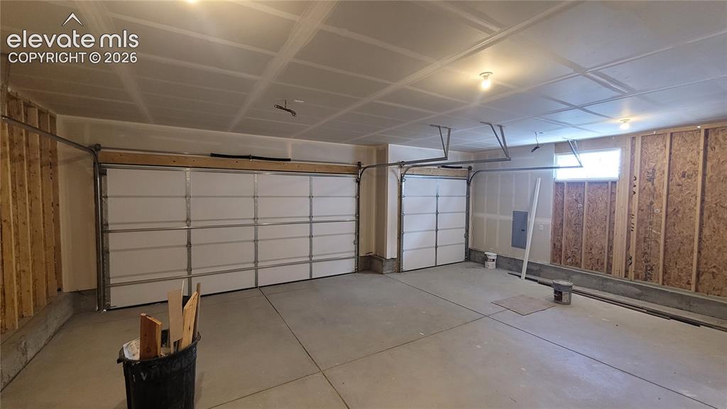 Image 41 of 42: 3- Car Garage