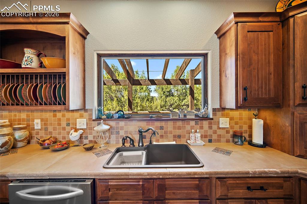 Image 10 of 47: Kitchen