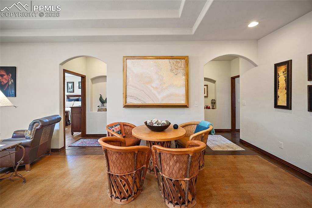 Image 16 of 47: Dining Area