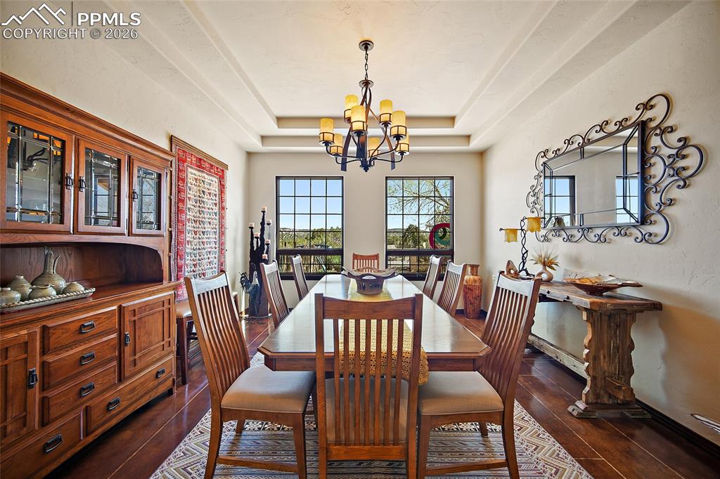 Image 19 of 47: Dining Area