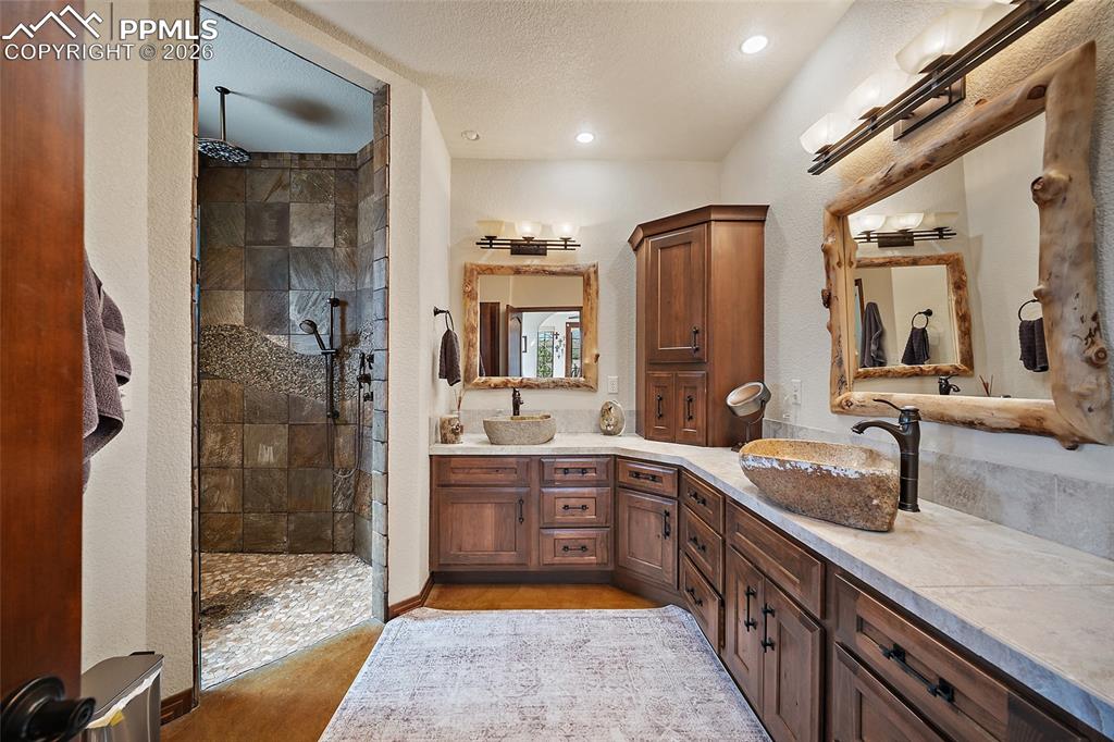 Image 23 of 47: Bathroom