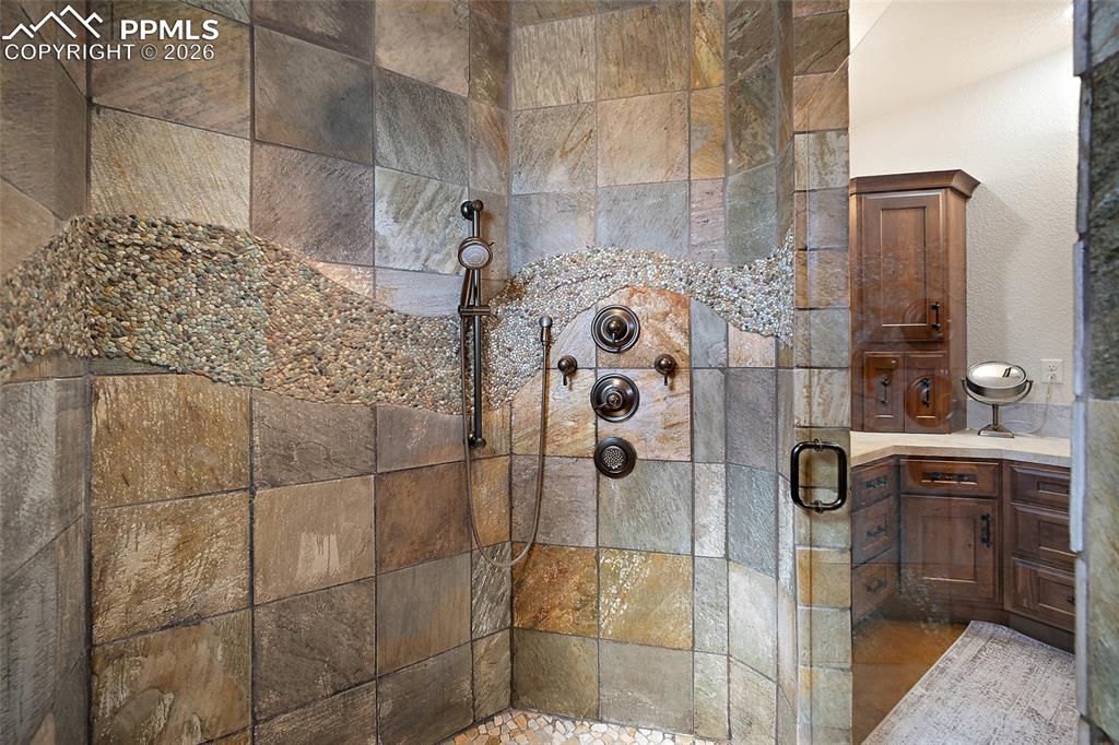 Image 24 of 47: Bathroom