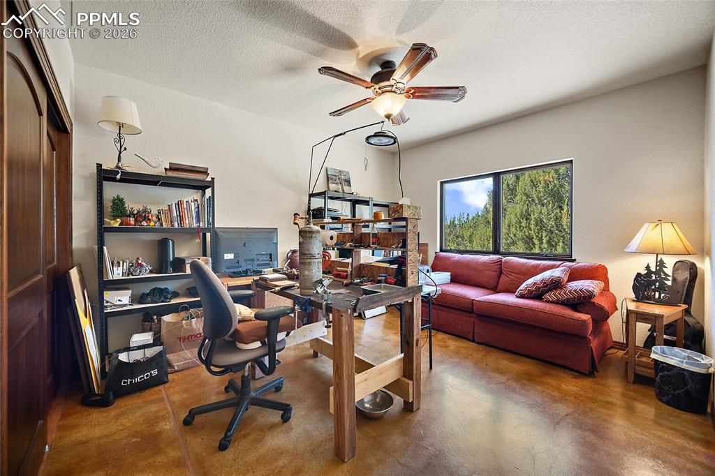 Image 28 of 47: Office