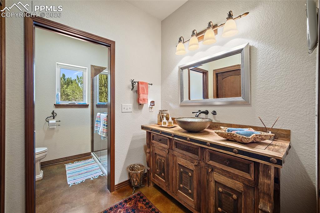 Image 29 of 47: Bathroom